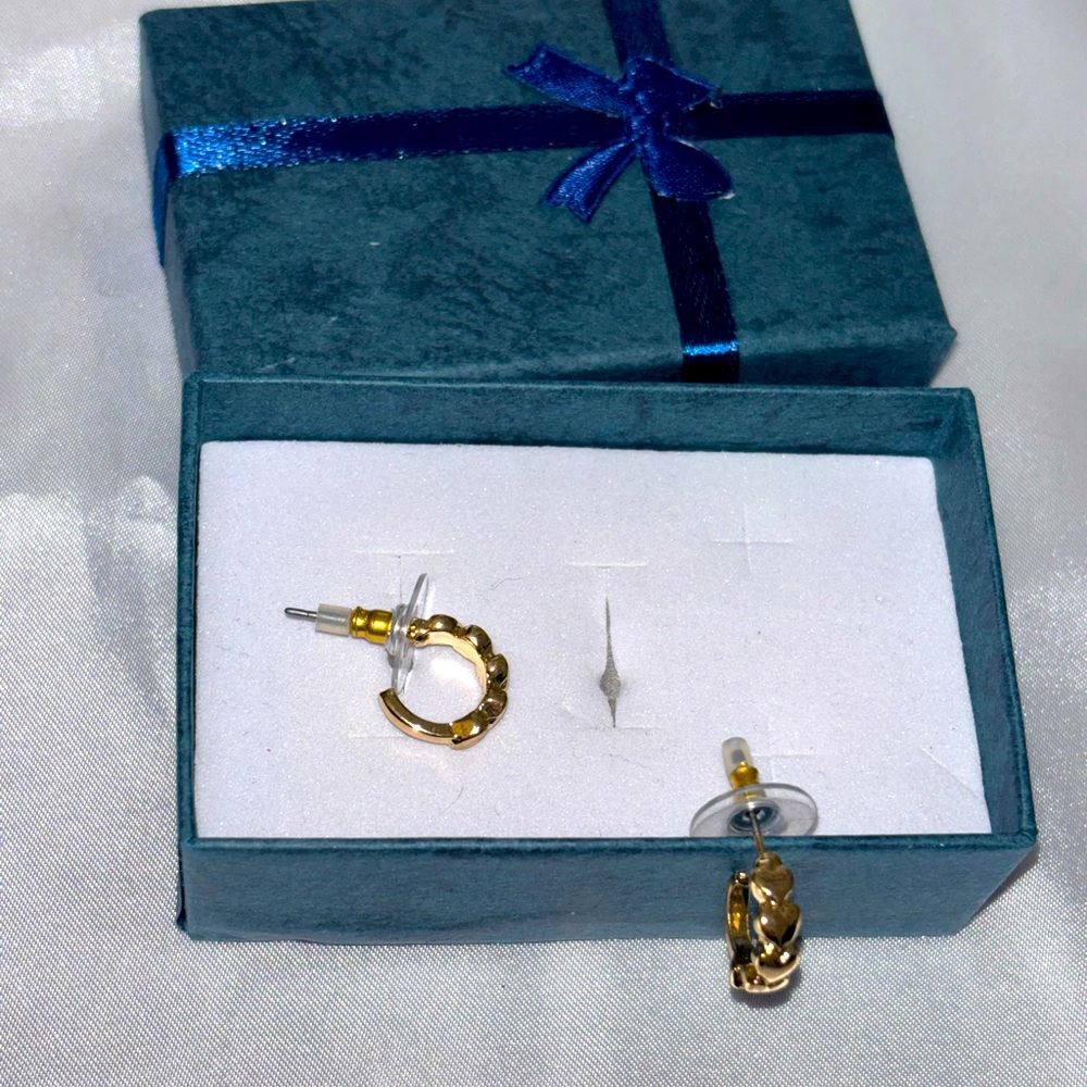 ❗️5/$25❗️Gold Tone Half Hoop Heart Earrings
